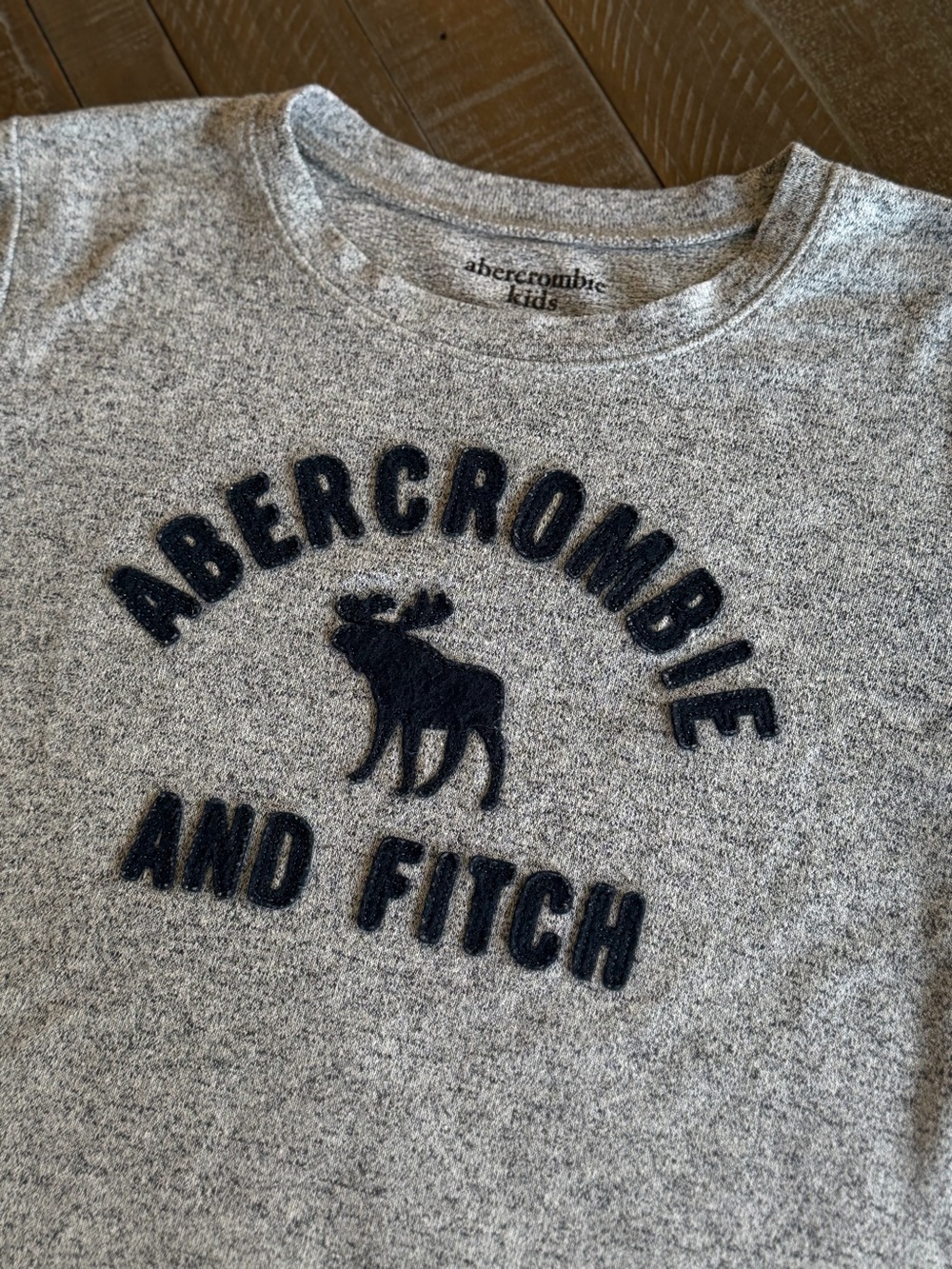 🫎Abercrombie kids gray shirt with Navy Logo Applique